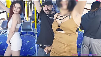 Leidenschaftliche Frau Erhält Intensives Vergnügen Bei Einer Geschäftigen Busfahrt.