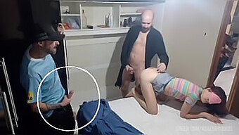 Moglie Bendata Per Una Sorpresa Kinky Da Un Amico Durante Il Sesso