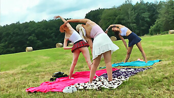 Schoolmeisjes In Yoga Poses En Gymnastiek Zonder Slipje Te Zien