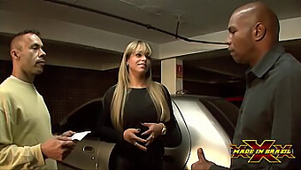 Rencontre Chaude De La Baby-Sitter Blonde Avec Des Agents De Sécurité Sur Le Parking - Angel Lima