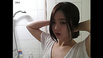 Fille Sexy Se Fait Plaisir Dans Les Toilettes