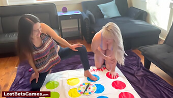 Een Heet Spelletje Twister Met Een Lesbische Draai, Met Een Blote Huid En Speeltjes Voor Volwassenen