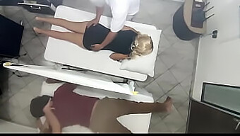 Marido E Esposa Amadores Se Entregam A Uma Massagem Sensual E Ao Encontro Íntimo Da Esposa