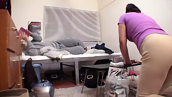 La Femme De Chambre Reçoit Une Discipline Excessive Sur Son Postérieur, Mais En A Encore Plus Envie. Partie 5