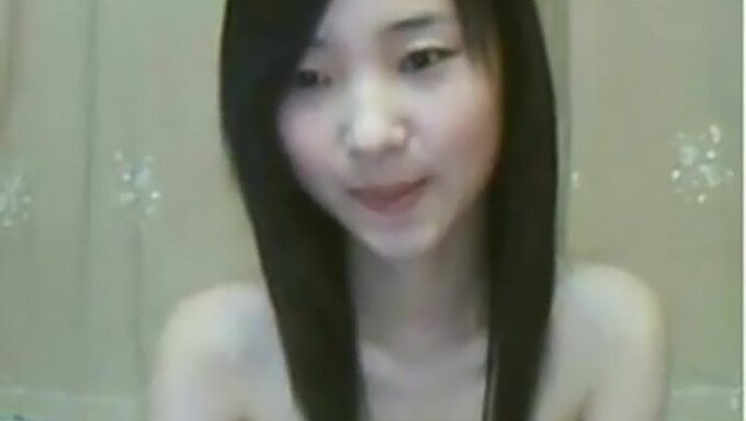 Ein Dünnes Chinesisches Webcamgirl Verwöhnt Sich Mit Den Fingern