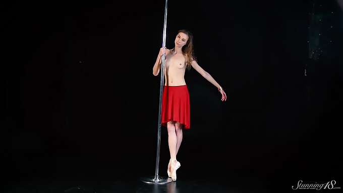 Annet, O Tânără Dansatoare De Balet, Efectuează Un Dans Senzual În Pole Dance Nud