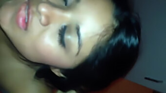 Rondborstige Latina Krijgt Een Facial Cumshot