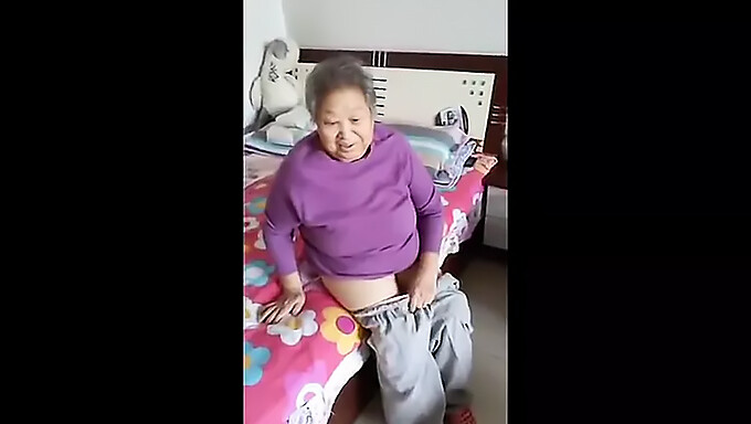 La Abuela Asiática Peluda Se Pone Traviesa En Un Video Casero