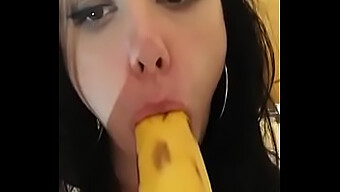 Young And Horny Homemade Girl Gives A Banana Blowjob