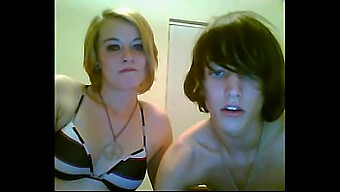 Amateur Couple'S Webcam Show Features Girl Giving Emo Boyfriend A Blowjob