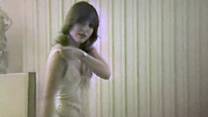 Uno Spogliarello Sensuale Di Una Ragazza Degli Anni '80 Vintage In Un Porno Classico