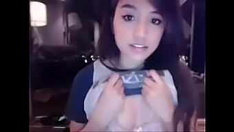 Adolescentă Asiatică Minunată Cu Sâni Mari Pe Webcam