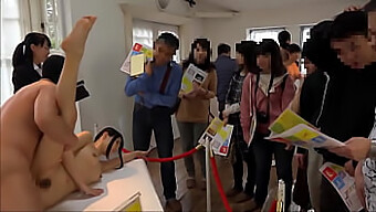 Eine Kunstshow Wird Zu Einer Heißen Begegnung Mit Jungen Japanischen Teenagern