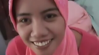 Seorang Gadis Asia Mencuba Zakar Kulit Putih Dalam Video Ini.