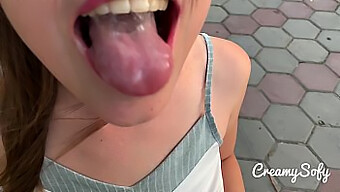 Bạn Gái Táo Bạo Cho Blowjob Công Khai Trong Góc Nhìn Thứ Nhất