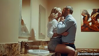 Ông Chủ Ngực Bự Jessa Rhodes Bắt Gặp Người Yêu Bí Mật Của Mình Tại Một Quán Bar Và Có Tình Dục Đam Mê Trong Nhà Vệ Sinh