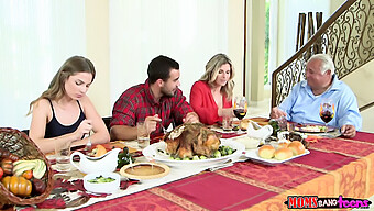 Stiefmütter Und Freche Teenager Werden Beim Thanksgiving-Dinner Frisky