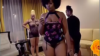 Ebony Shemale Dominiert Älteren Weißen Typen In Vegas Mit Analsex Und Pegging