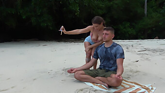 Strandmeditatie Verandert In Een Amateur Pijpbeurt Met Een Vreemde Meid.