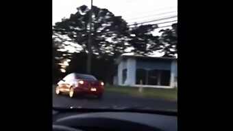 Um Homem Afro-Americano Encontra Seu Parceiro Em Um Pub.