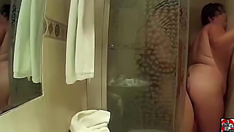 Un Homme Bien Membré Pénètre Son Anus Sous La Douche En Hd