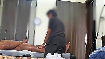 Flagrado Em Um Vídeo De Câmera Escondida Com Uma Massagem E Um Boquete