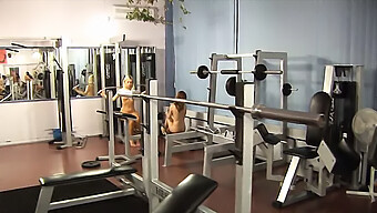 Im Fitnessstudio Machen Sich Polnische Girls Nackig