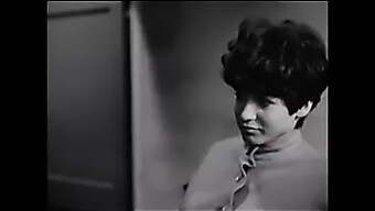 Vintage Lesbický Film Z Roku 1968 S Veľkými Prirodzenými Prsiami A Hrou S Vibrátorom