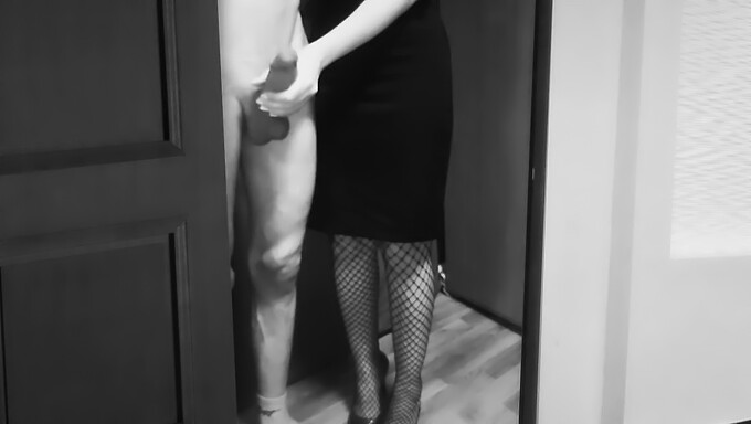 Kypsä Dominatrix Antaa Handjob