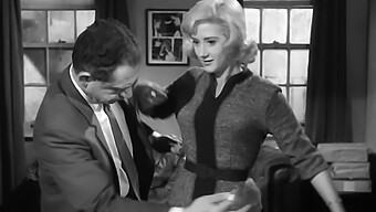 Kecantikan Inggris Vintage Liz Fraser Dalam Stoking