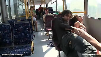 Uma Jovem Europeia Se Envolve Em Atividade Sexual Em Um Ônibus Da Cidade.