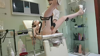 Session Lesbienne Bdsm Et Femdom D'Une Doctoresse Amateur