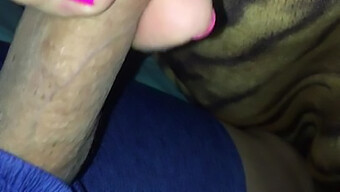 Dulce Y Picante Latina Le Da A Su Hombre Un Sensual Footjob